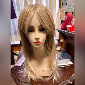 Raquel Welch Wigs “Influencer Inspo” Biscuit